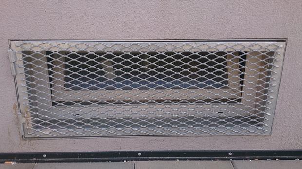 Ocelové mříže na sklepní okna otvírací,Olomouc 1