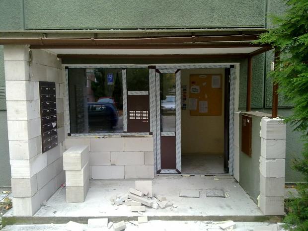 Revitalizace vstupů panelového domu,Rožňavská, Olomouc 3